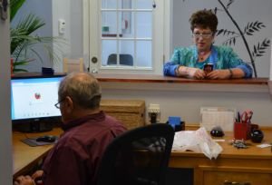 Stephanie Reifkind Kahn, background, talks to her husband and Jeff. Photo by Zach C. Cohen. 